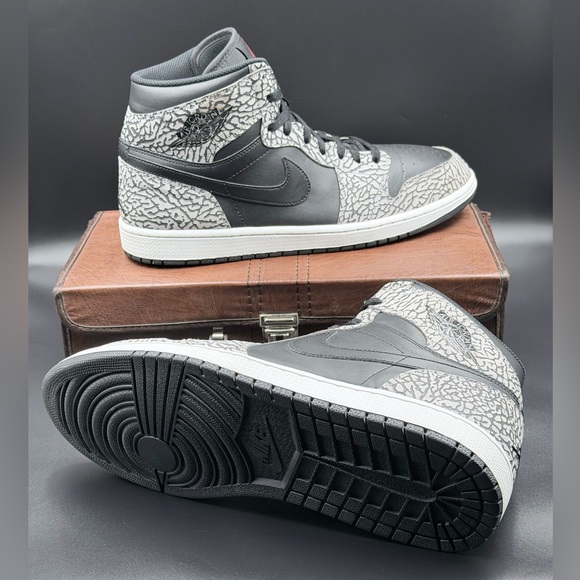 Air Jordan 1 Retro High 'Black Elephant' 2016 - Picture 6 of 14